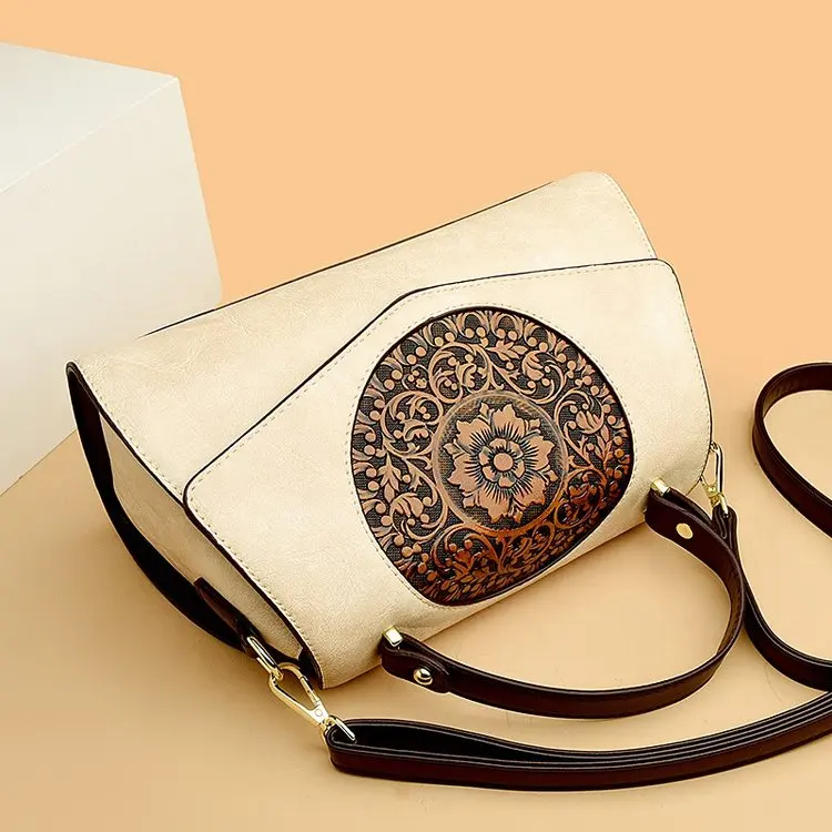 This unique bag, who carries looks good