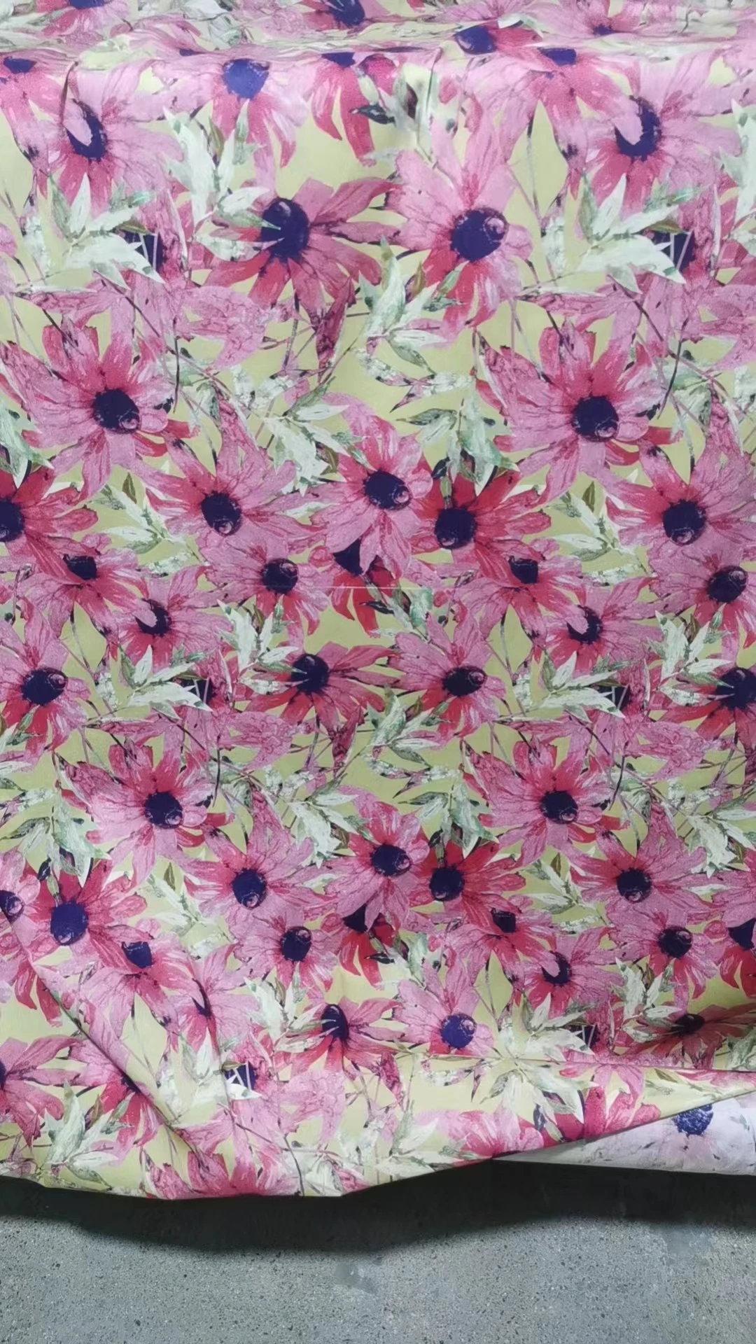China manufacturer comfortable 65% polyester 35%cotton woven printed 133x72 fabric roll