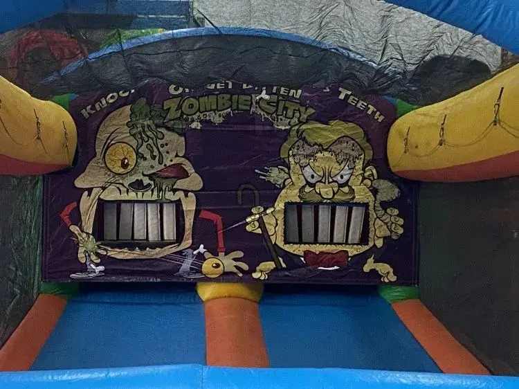 Factory Cheap Inflatable Pirate Theme Bazooka Ball Shooting Gallery with free blower - Wild West Shooting Game Rental