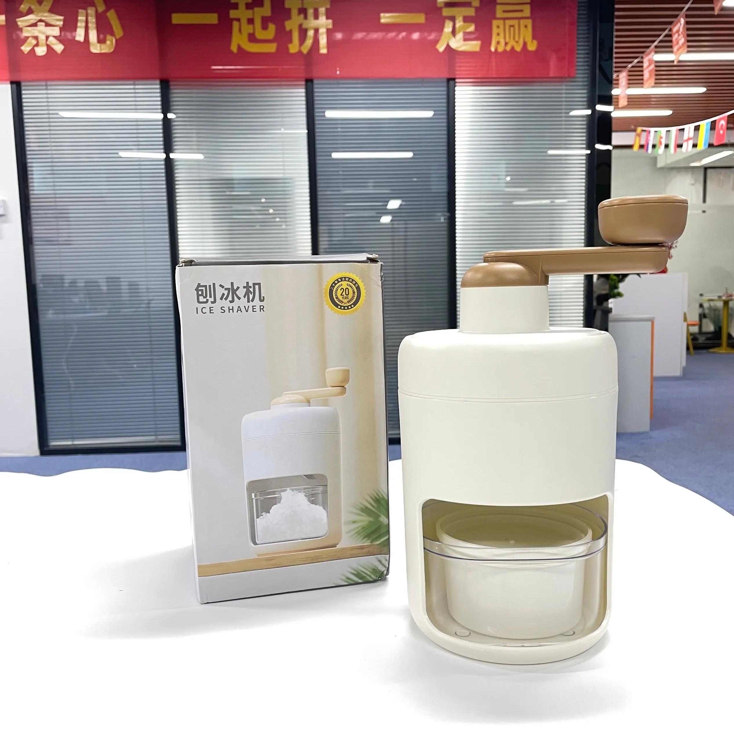 Handle DIY Ice Crusher Manual Portable Ice slush Maker home Snow Cone Smoothie Ice Shaver