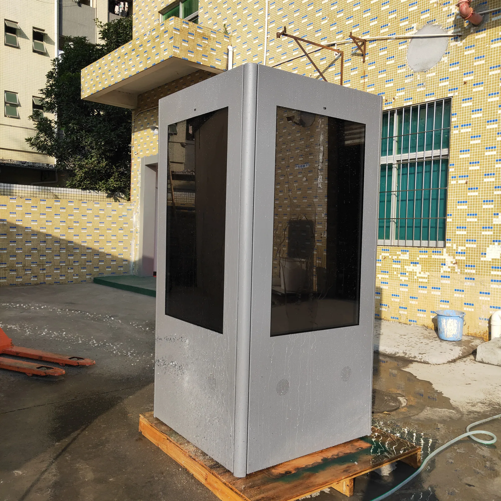 WiViTouch 55 inch with 3 LCD screens AR glass outdoor street floor standing digital signage