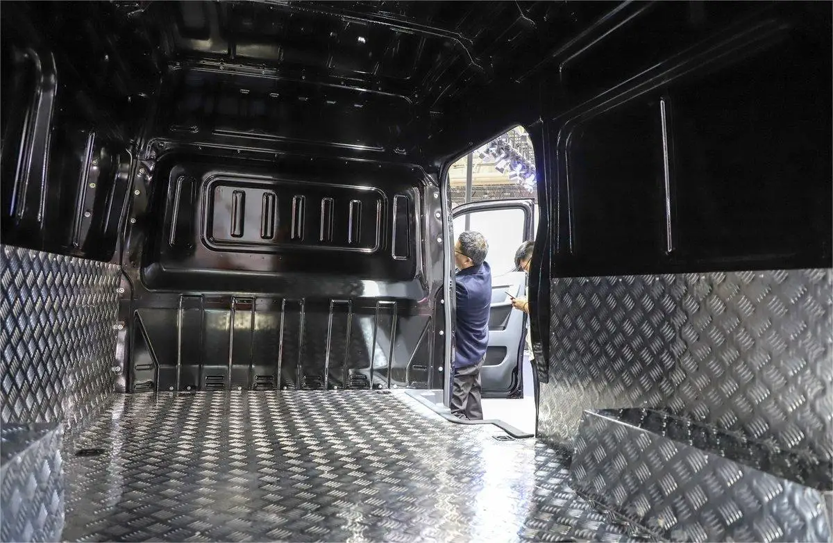 Electric 3 Seats Cargo Logistic Box Van with 77.28kWh CATL Battery 220km Mileage Range 1.62 ton Payloading Capacity Microvan