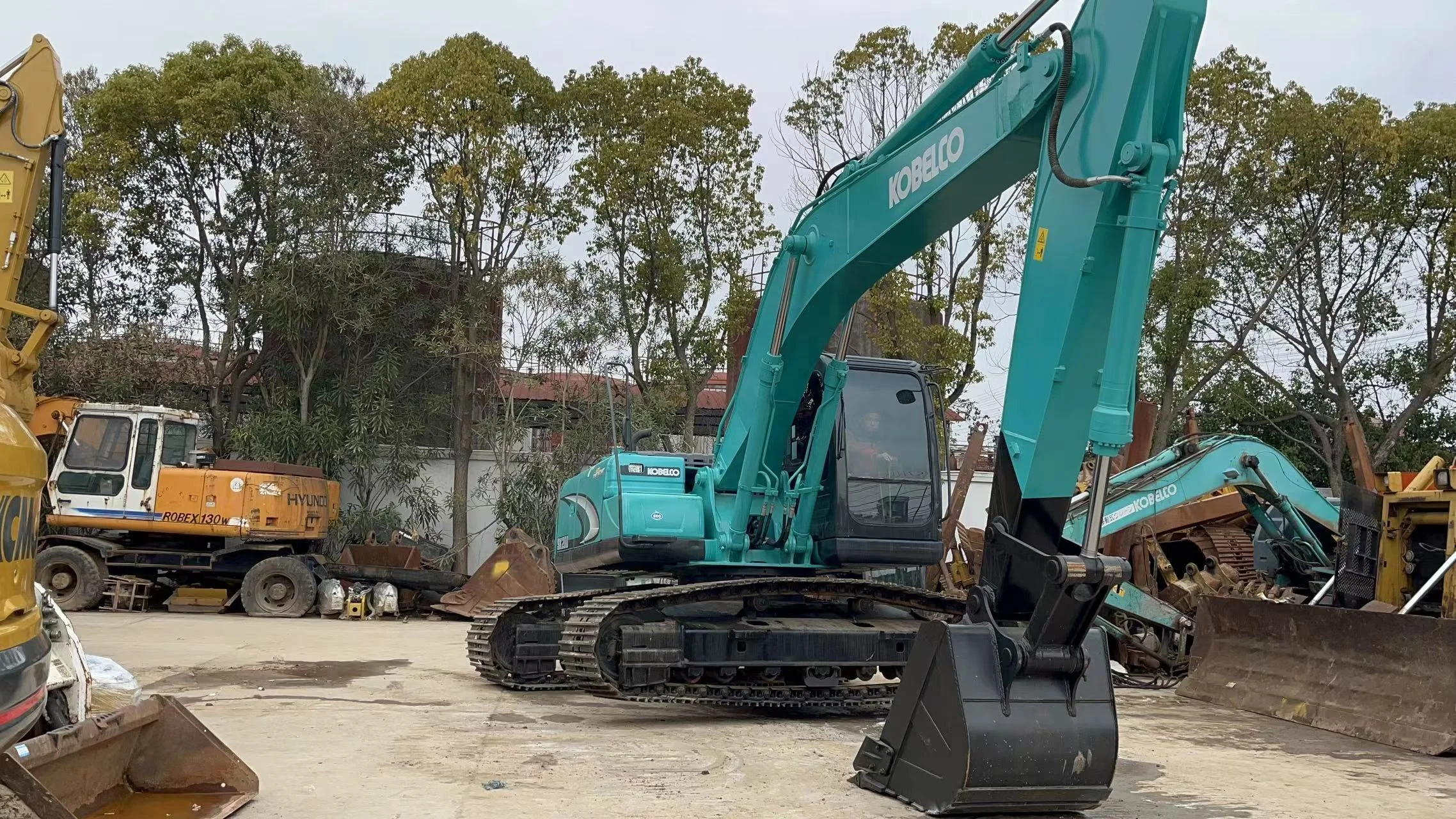 Экскаватор KOBELCO sk200 подержанный экскаватор с хорошей производительностью продажа в Шанхае