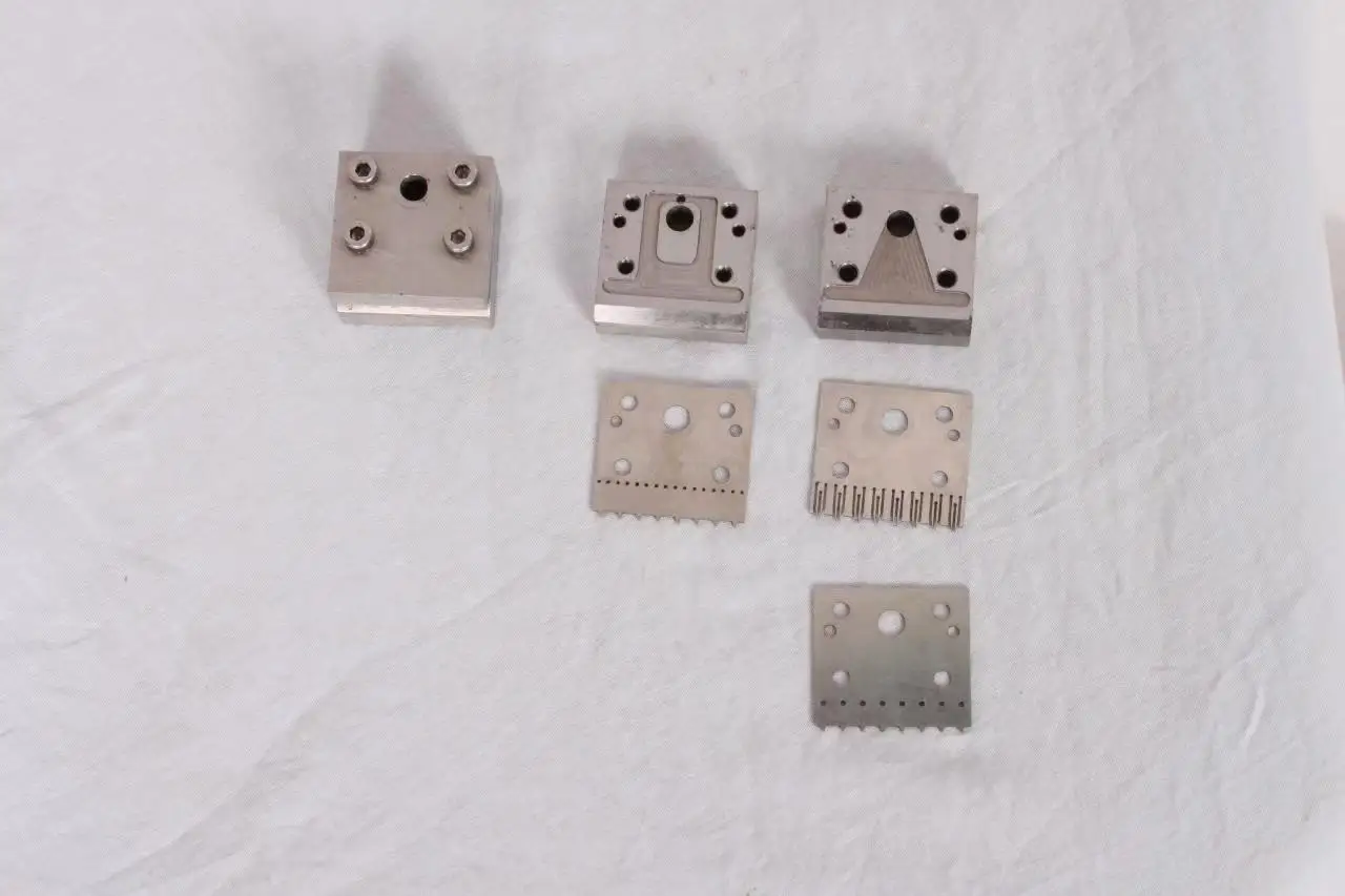 ShenZhen Factory directly sales Multi  heads  automatic  hot melt glue fiber guns 300MM  width