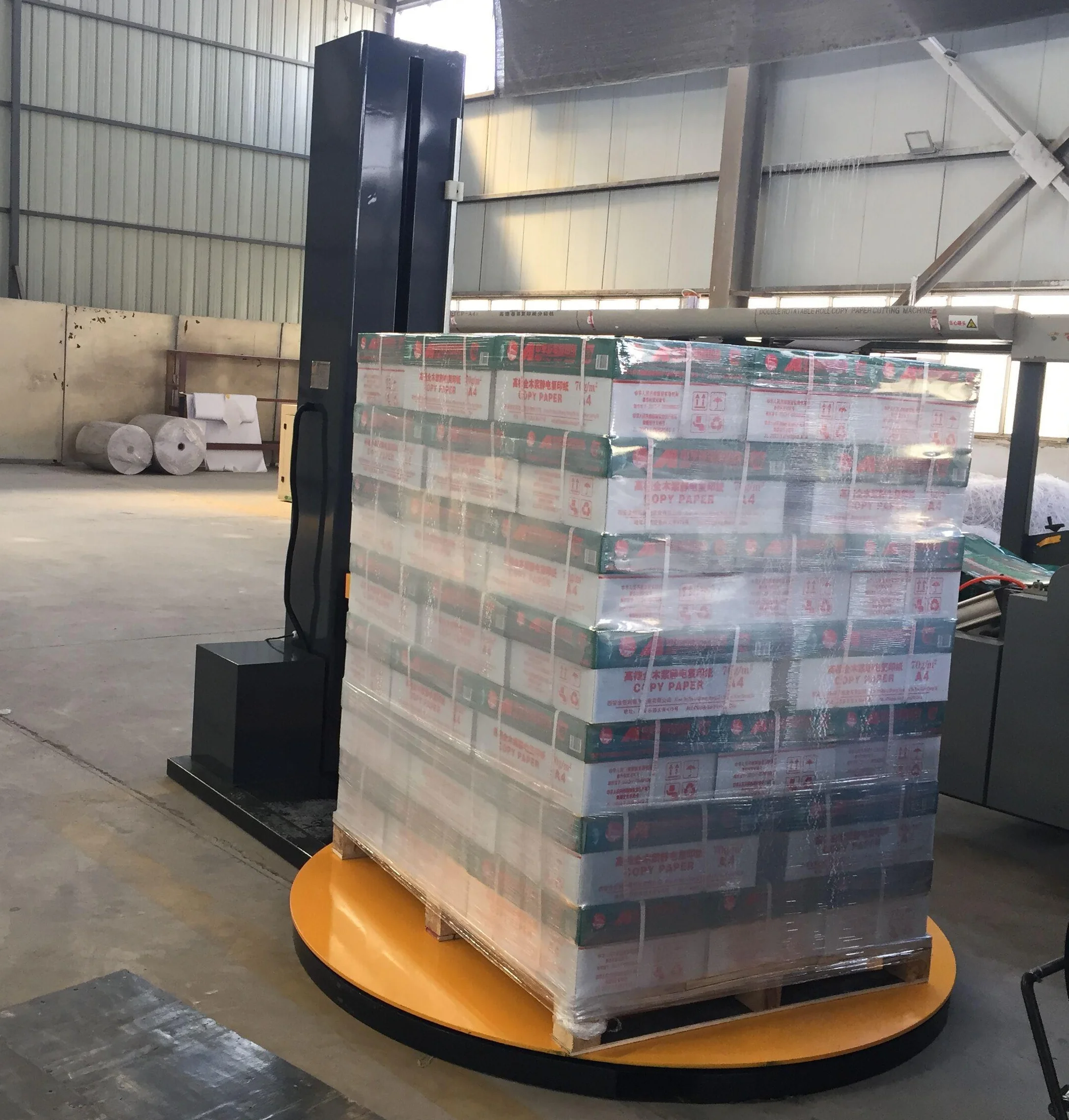Automatic pallet wrapping machine with Ramp and scale