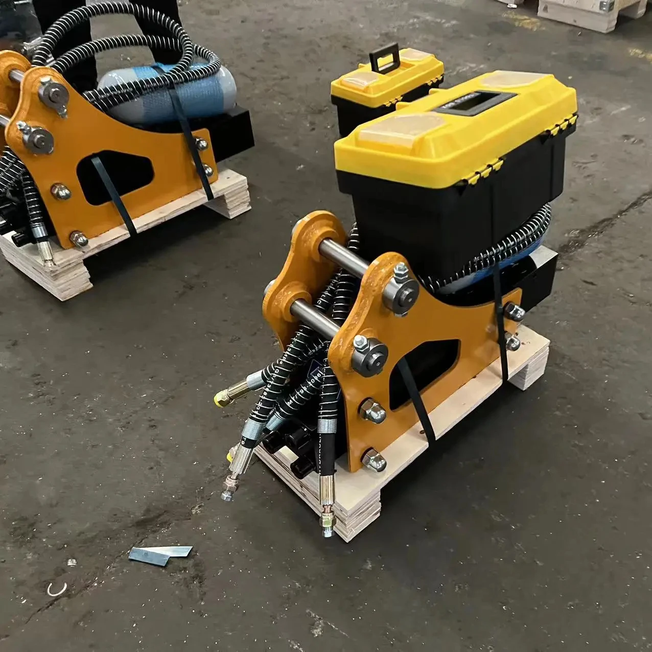 Small excavator, micro excavation uses hydraulic breaker hammer SB10/SB20 for demolition and crushingStrong blow