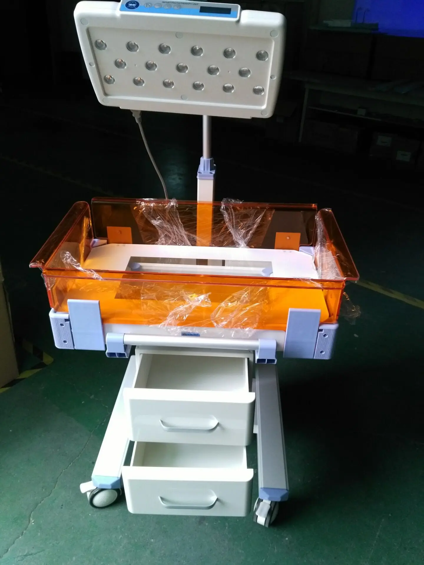 Anti-rusty aluminum alloy base infant warmer with phototherapy underneath infant warmer