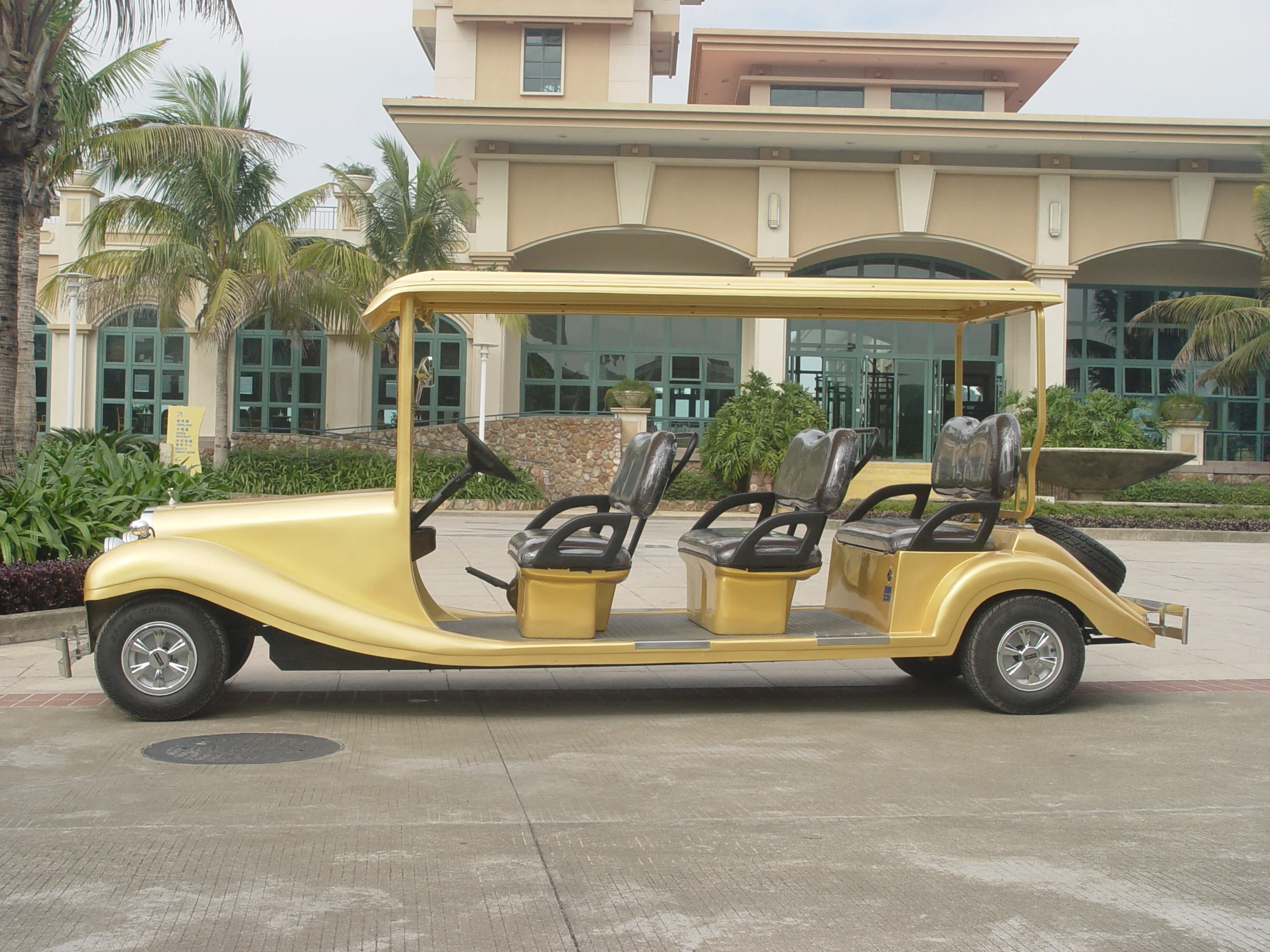 Personal luxury 6 passengers electric classic car retro electric car for sale