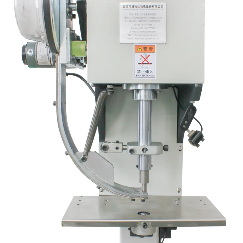 Semi-automatic eyelet machine for tarpaulin