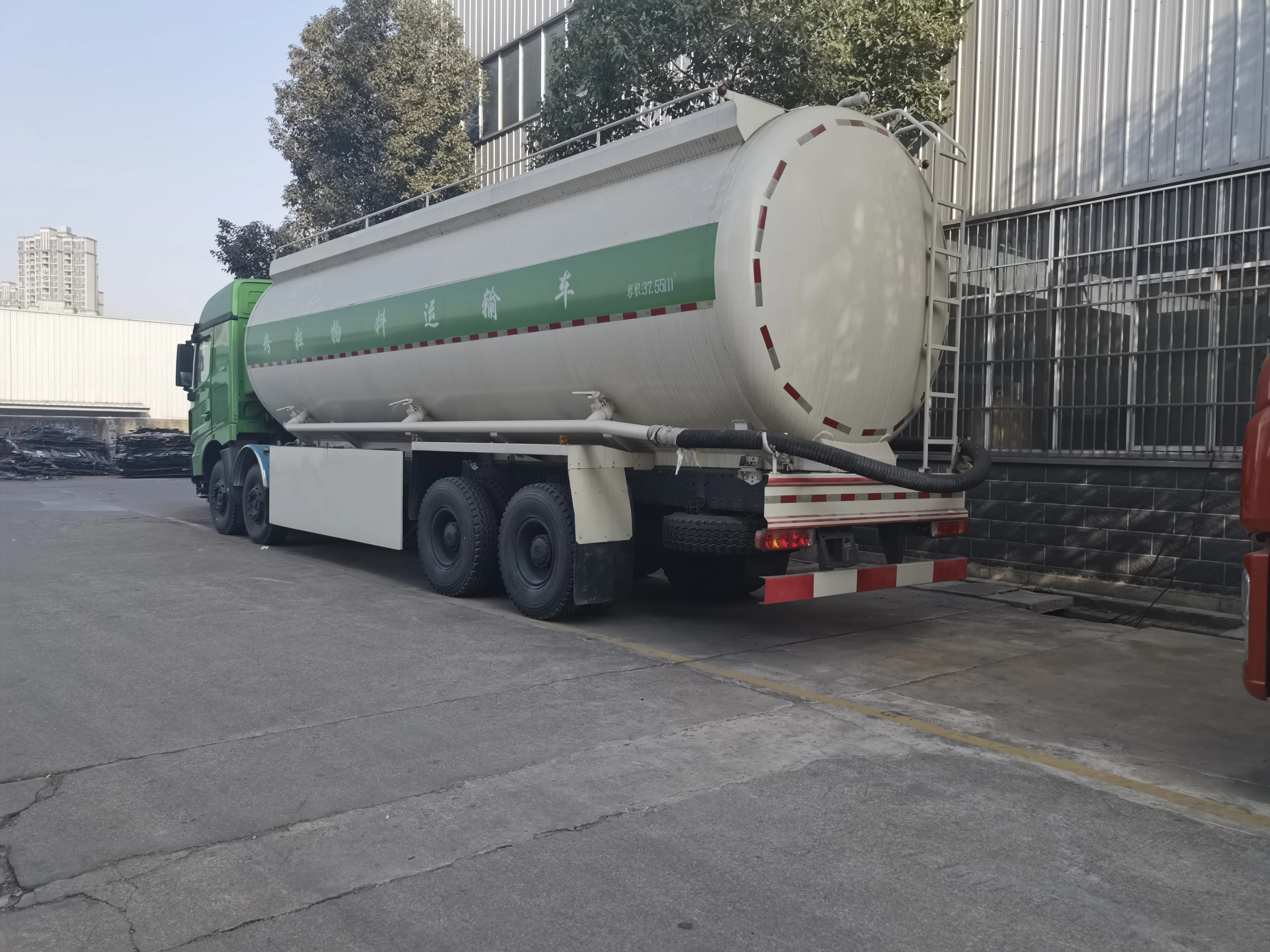 Made in China V Type 8x4 high capacity Granular Material Transportation Vehicle Powder Tank Truck