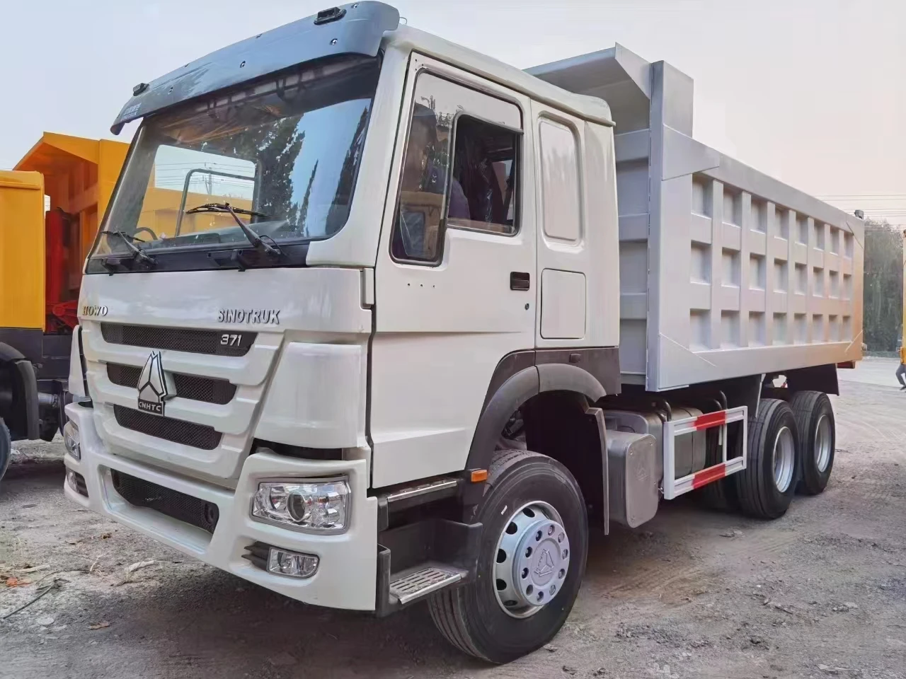 Used howo 12 Wheeler 8x4 Tipper Trucks howo truck Dump Truck For Sale