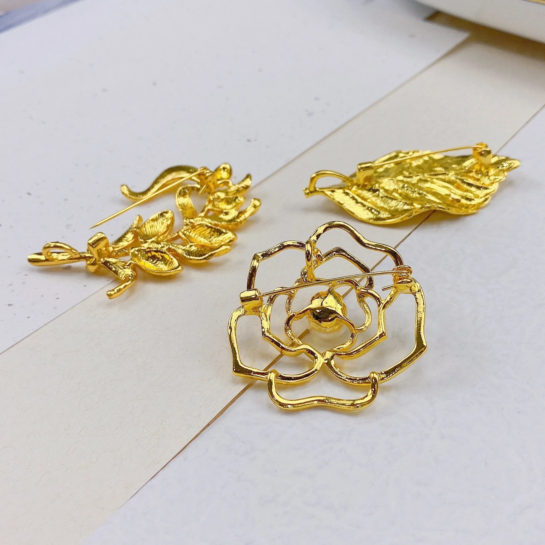 Vintage Brooch Men Women Jewelry Accessories Gold Slivery leaves Shape Suit Brooch Pin For Wedding