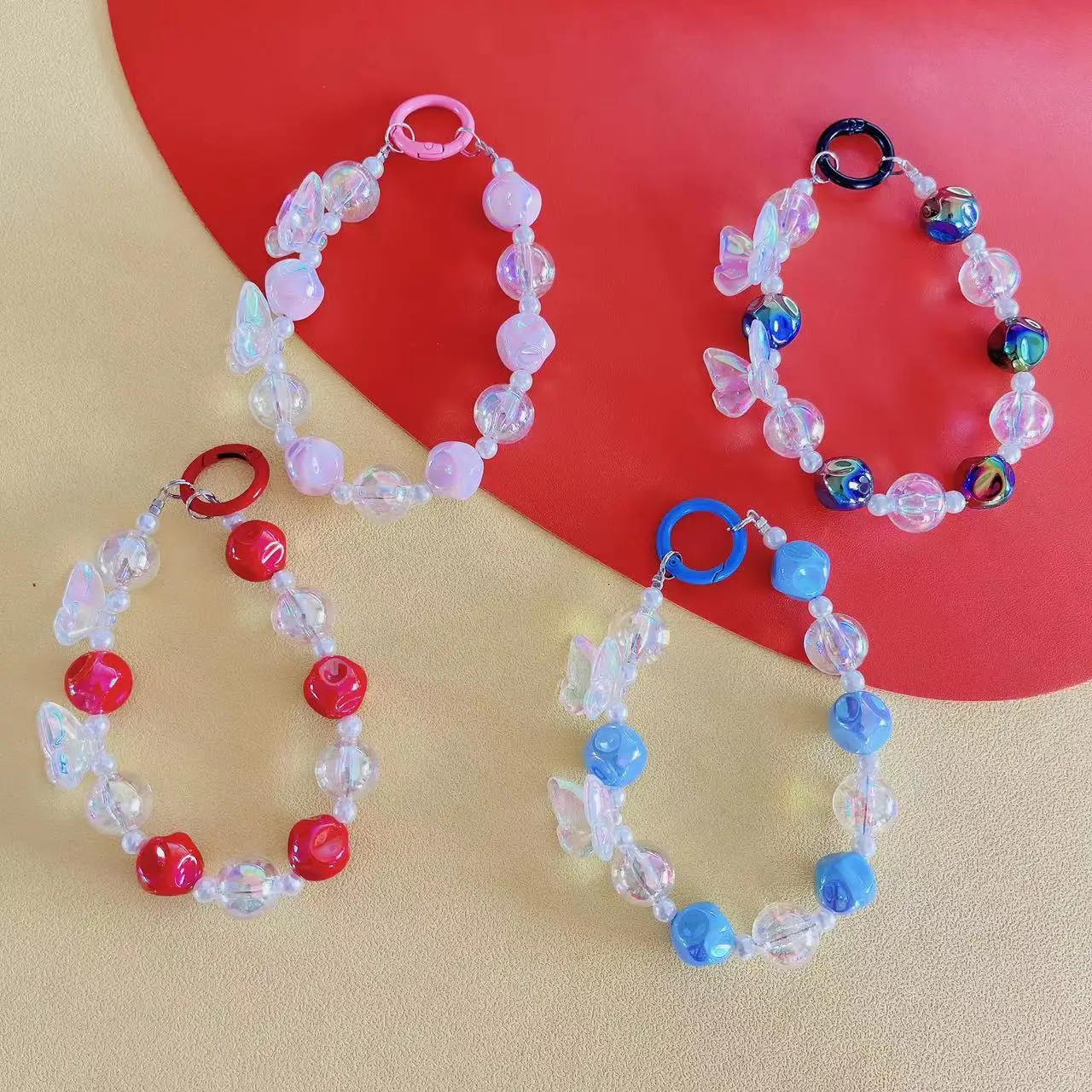 Брелок для мобильного телефона с бусинами и бабочками