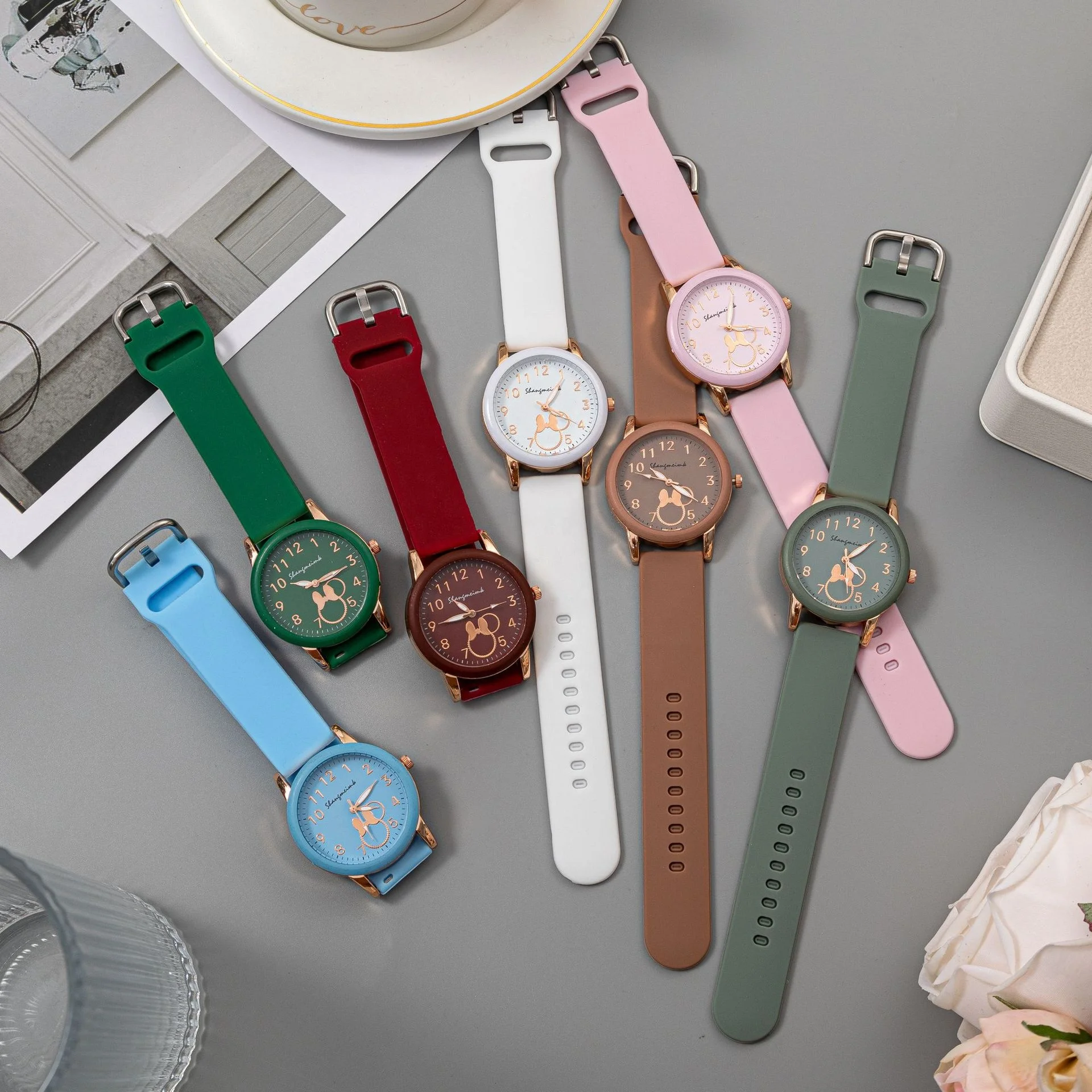 Детские часы с радужным иризированным рисунком