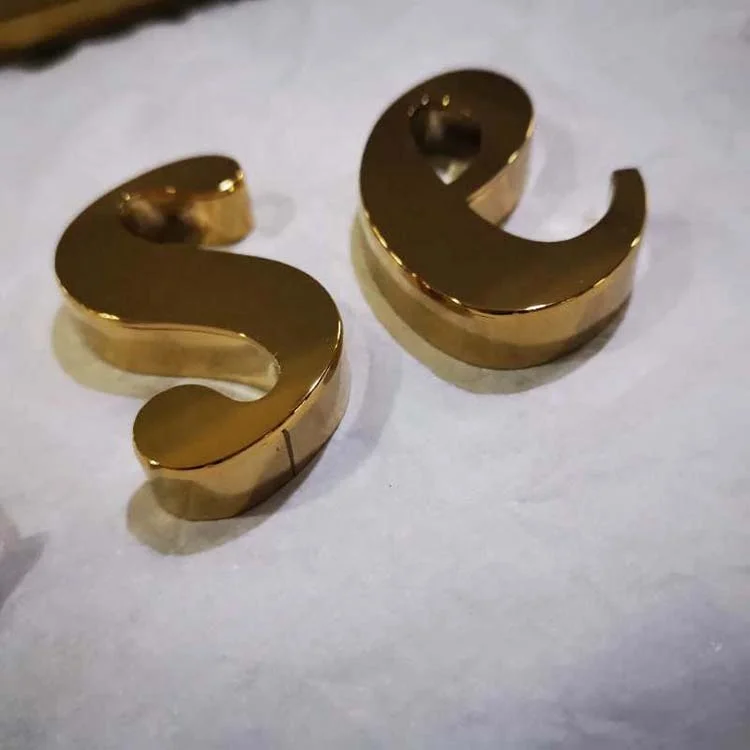 Золотые 3D-буквы из нержавеющей стали с титановым покрытием