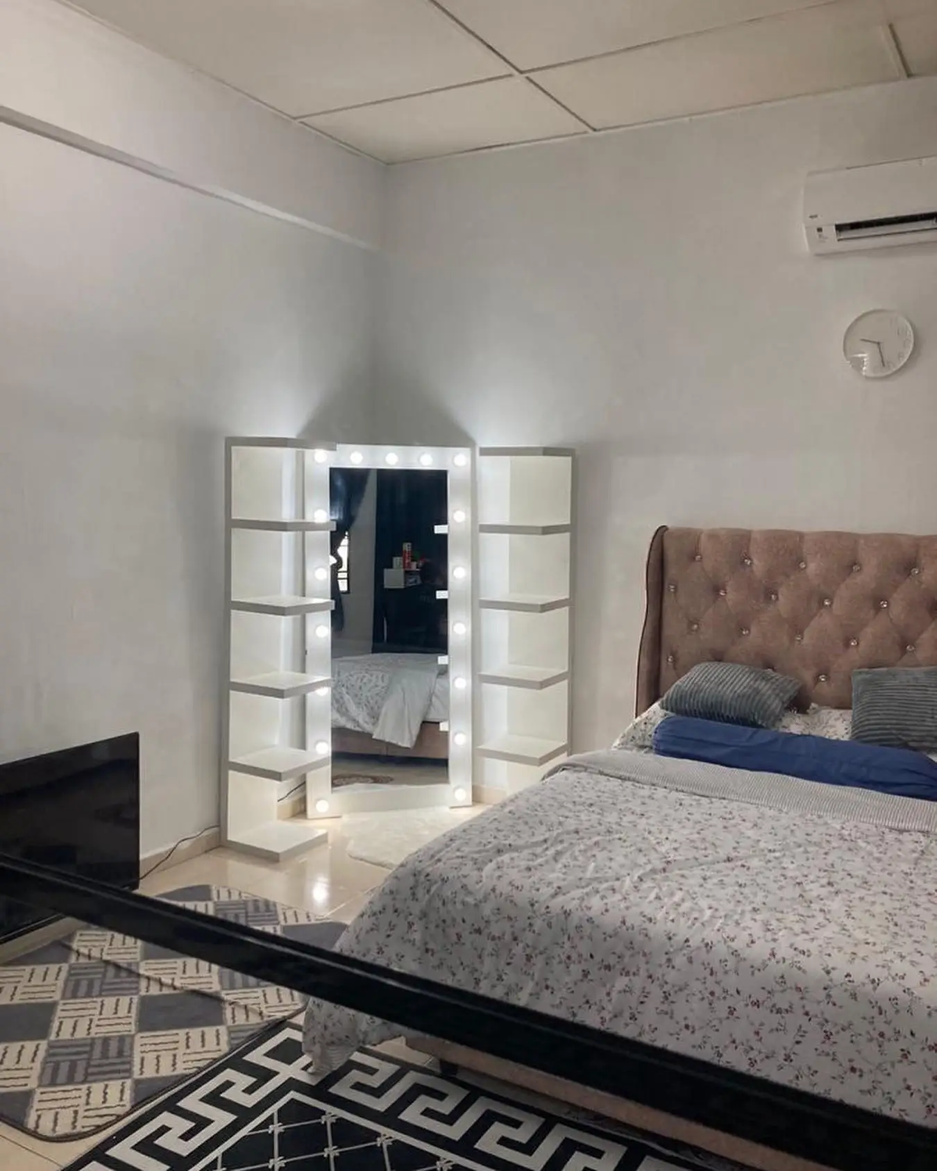 European Simple Design Sense Lark Wall Hanging Bookshelf Display Shelf for Wall Decor