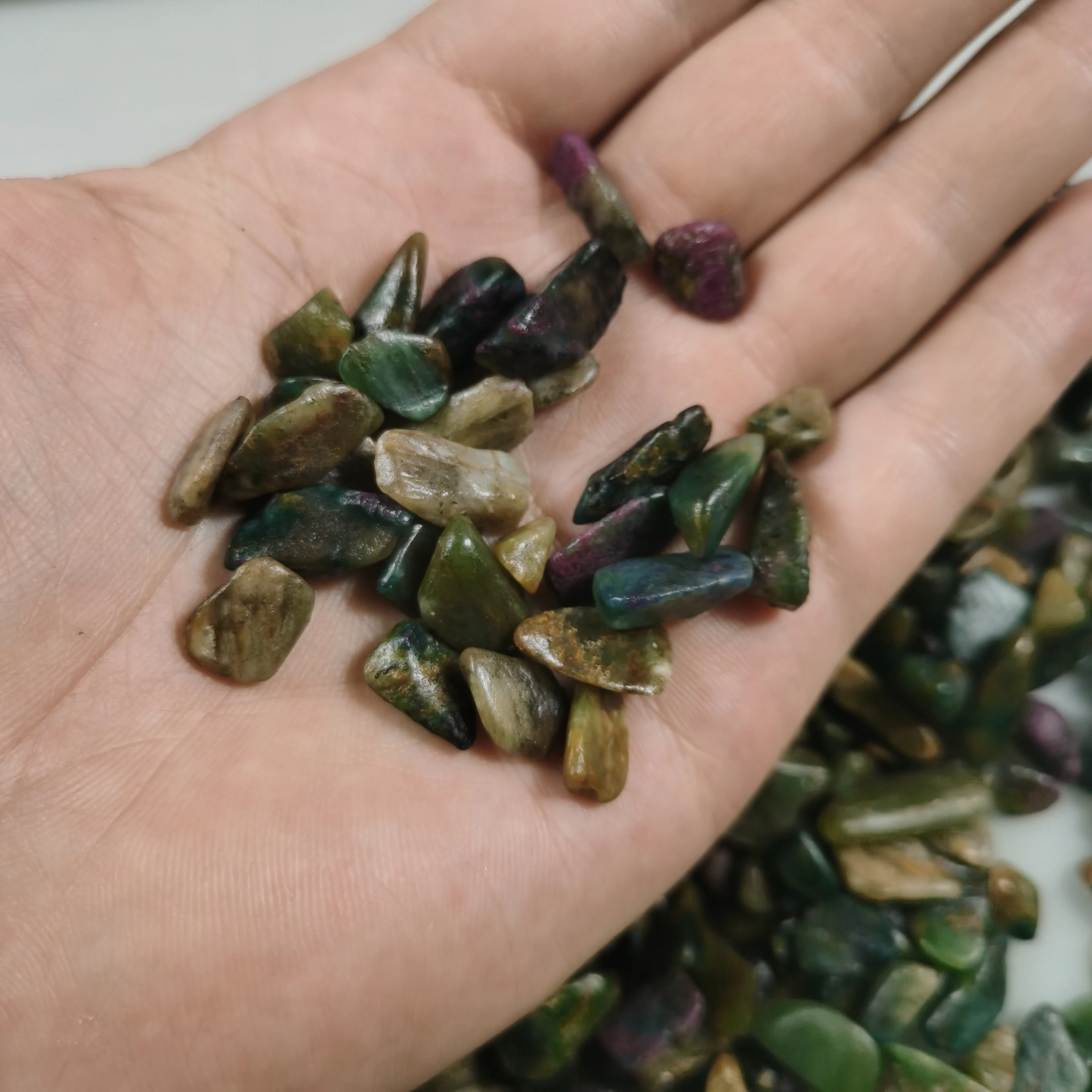 wholesale  kinds of  natural quartz tumbled stone  crystal gravel ruby zoisite crystal chips tumbled