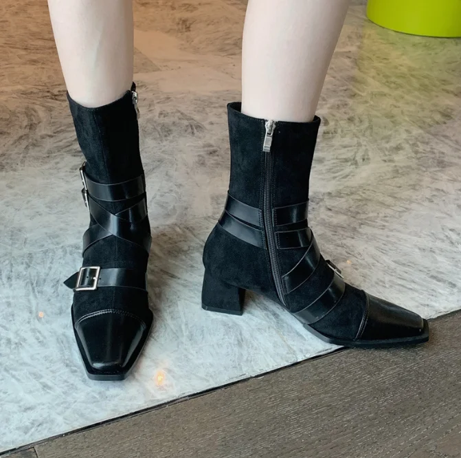 The new Fall/winter 2022 chunky heel boot girl with thigh-high belt buckle and cross-strap rider boot girl
