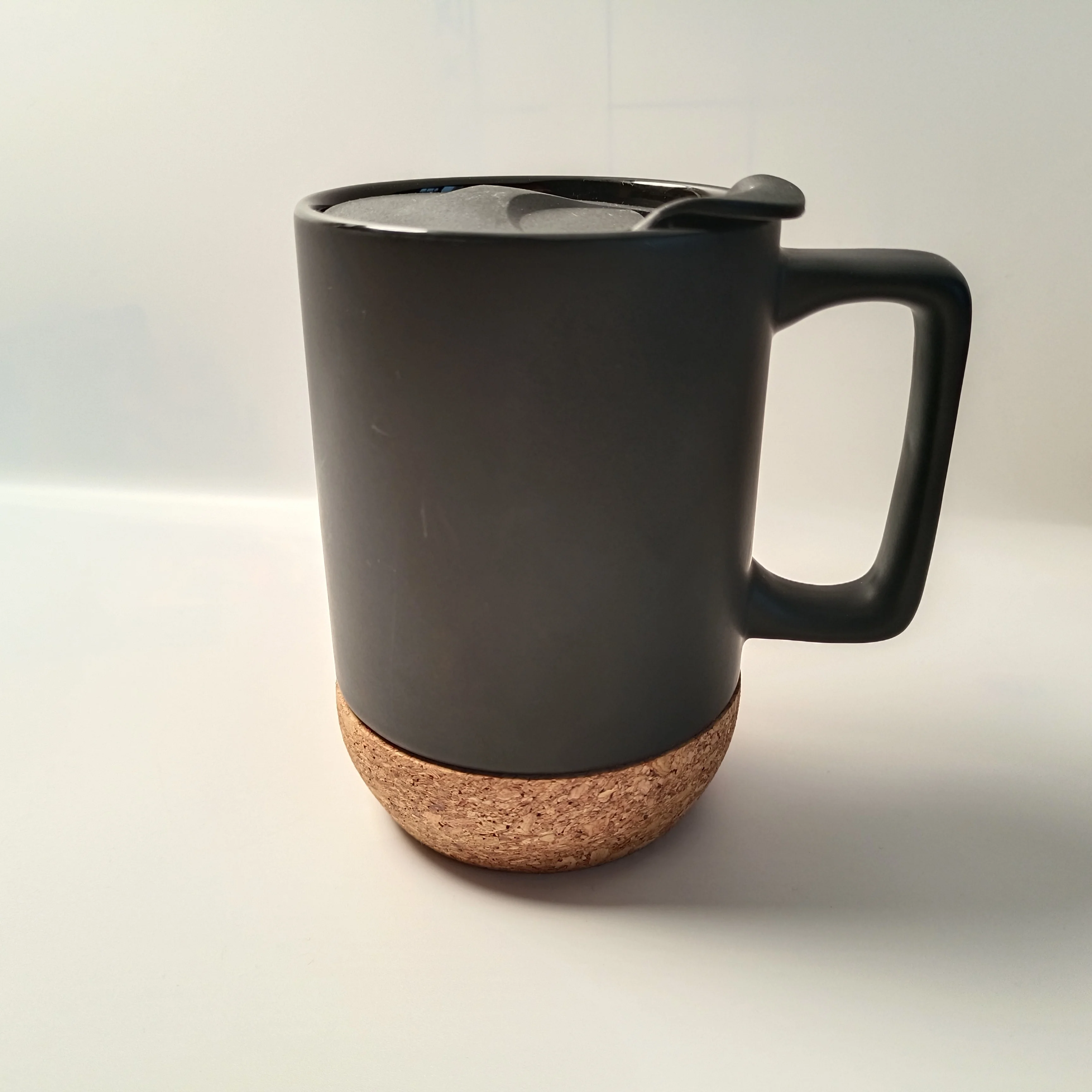 Eco-friendly outer matte glaze  inside shiny glaze finished ceramic coffee mug  with handle and cork bottoms