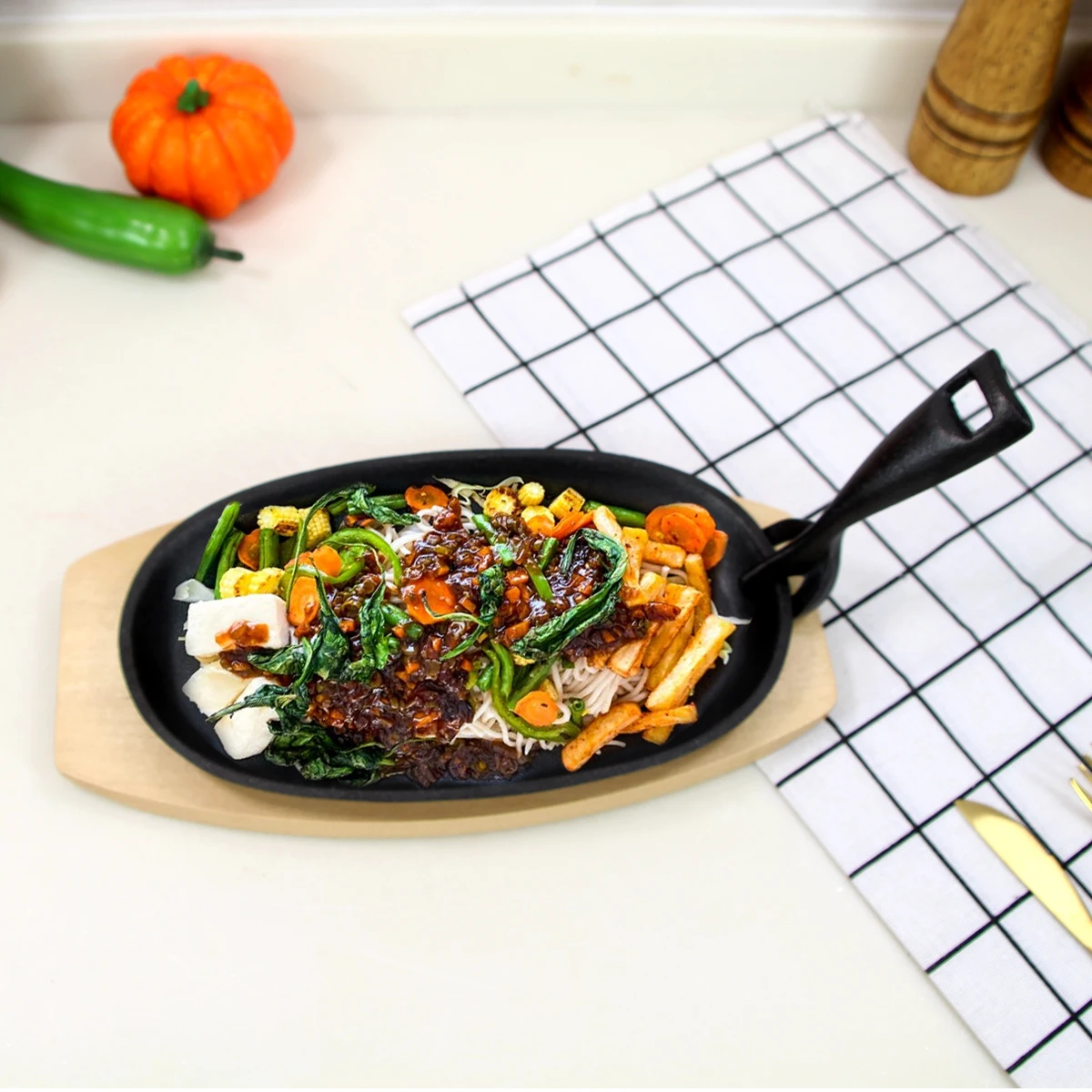 Oval Pre-Seasoned 24x14cm Cast Iron Hot Skillet Plate Sets Non Stick Fry Grill Sizzling Steak Pan with wooden base