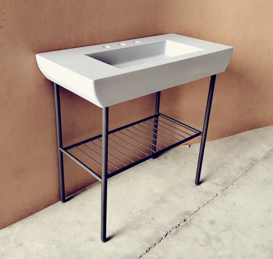 Bagno in stile industriale per una casa total look Industrial style bathroom for a total look home Painted steel washbasin unit
