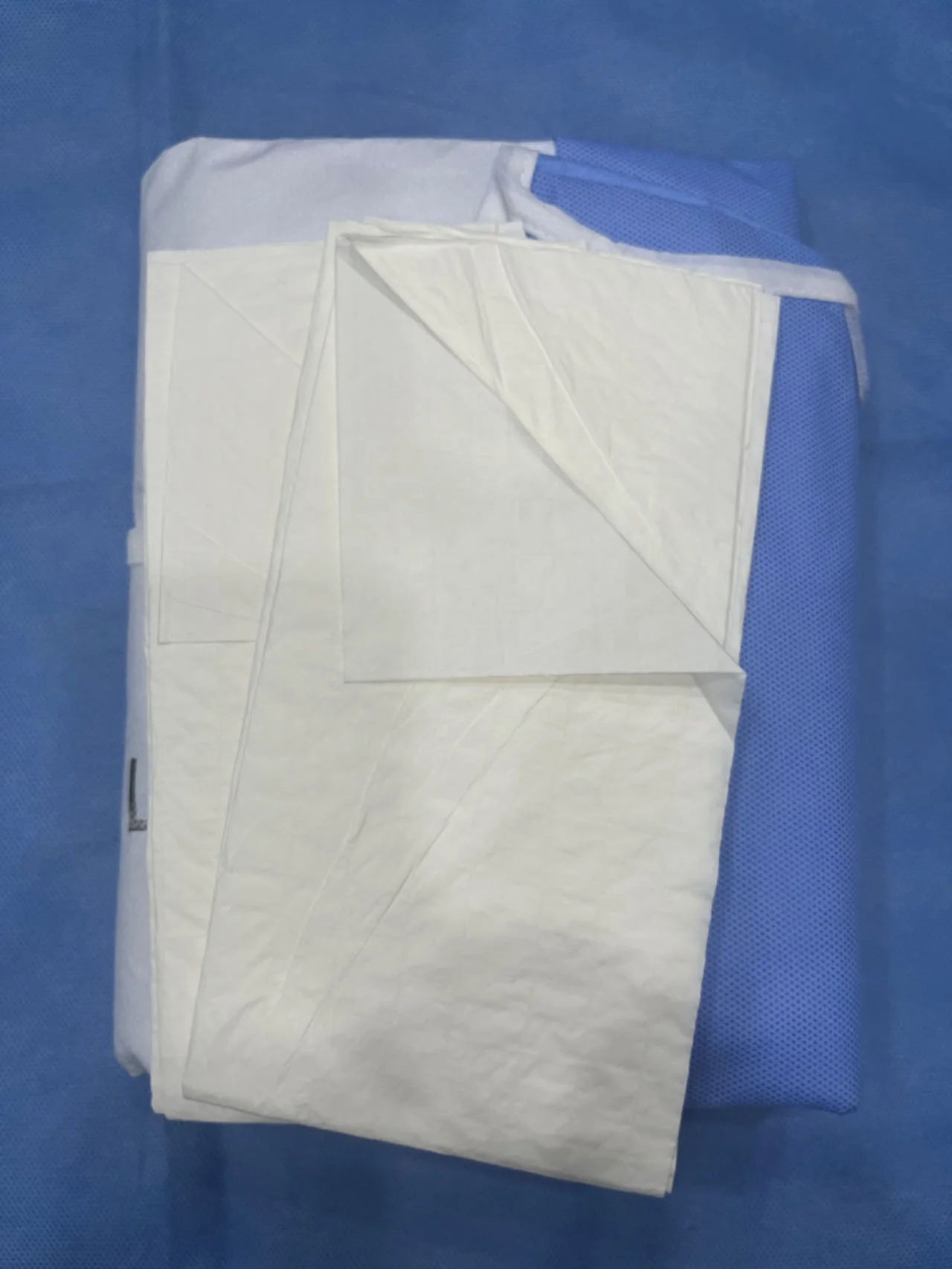 Blue/ White Sterile /Non-sterile 3ply /4ply Scrim Reinforced Paper Disposable Surgical Paper Hand Towels for Medical