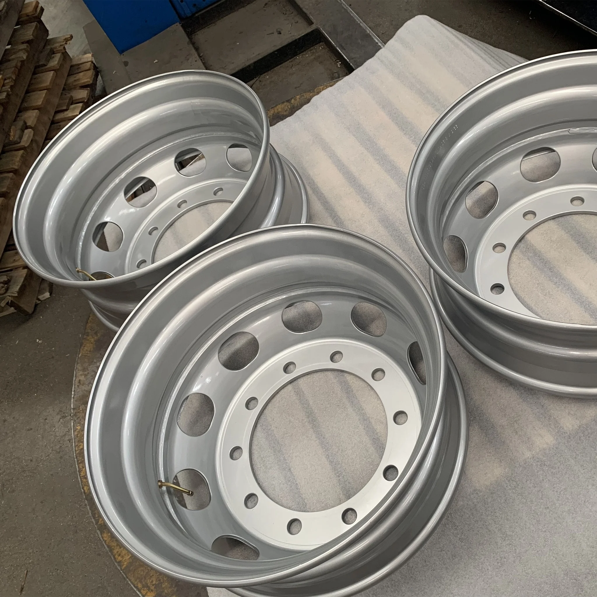 19.5*7.5 China Truck Rim Manufacturers OEM Sliver Color Truck Wheel Rim