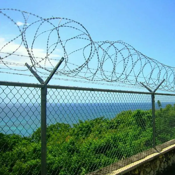 pvc coated chain link of diamond wire mesh /galvanized chain link fence wire mesh rolls/cyclone wire fence price