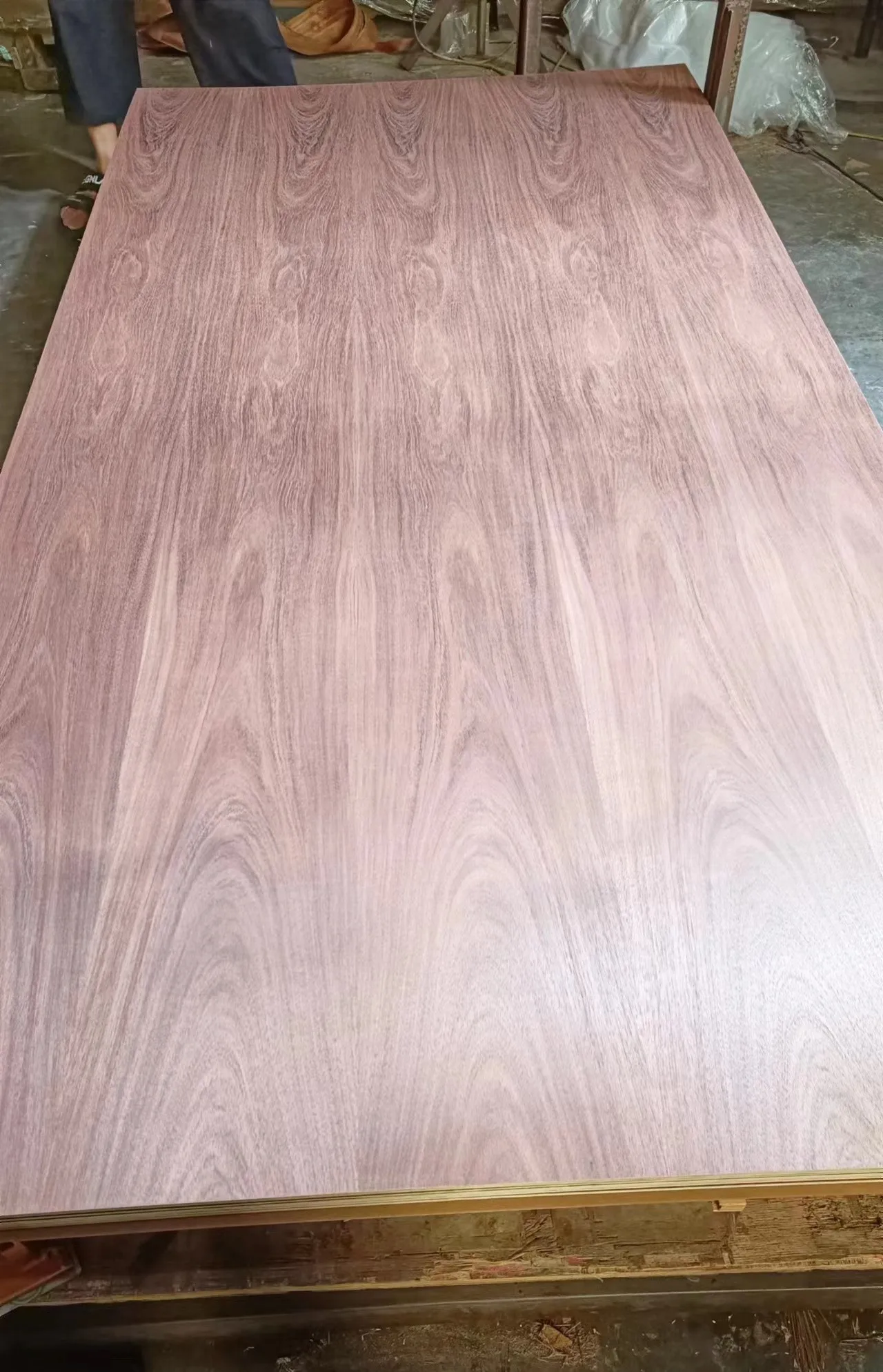 Linyi 1220*2440mm Decorative Natural Red Oak/Black Walnut/ Cherry / Tzalam Veneer Laminated Fancy Plywood Furniture Grade
