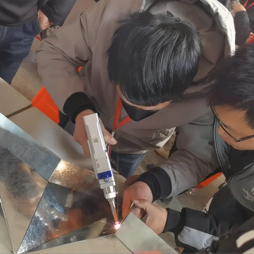 Accutek 1000 Вт 1500 2000 лазерный сварочный аппарат для сварки алюминиевыми буквами Ручной Волоконно-лазерный металлического листа