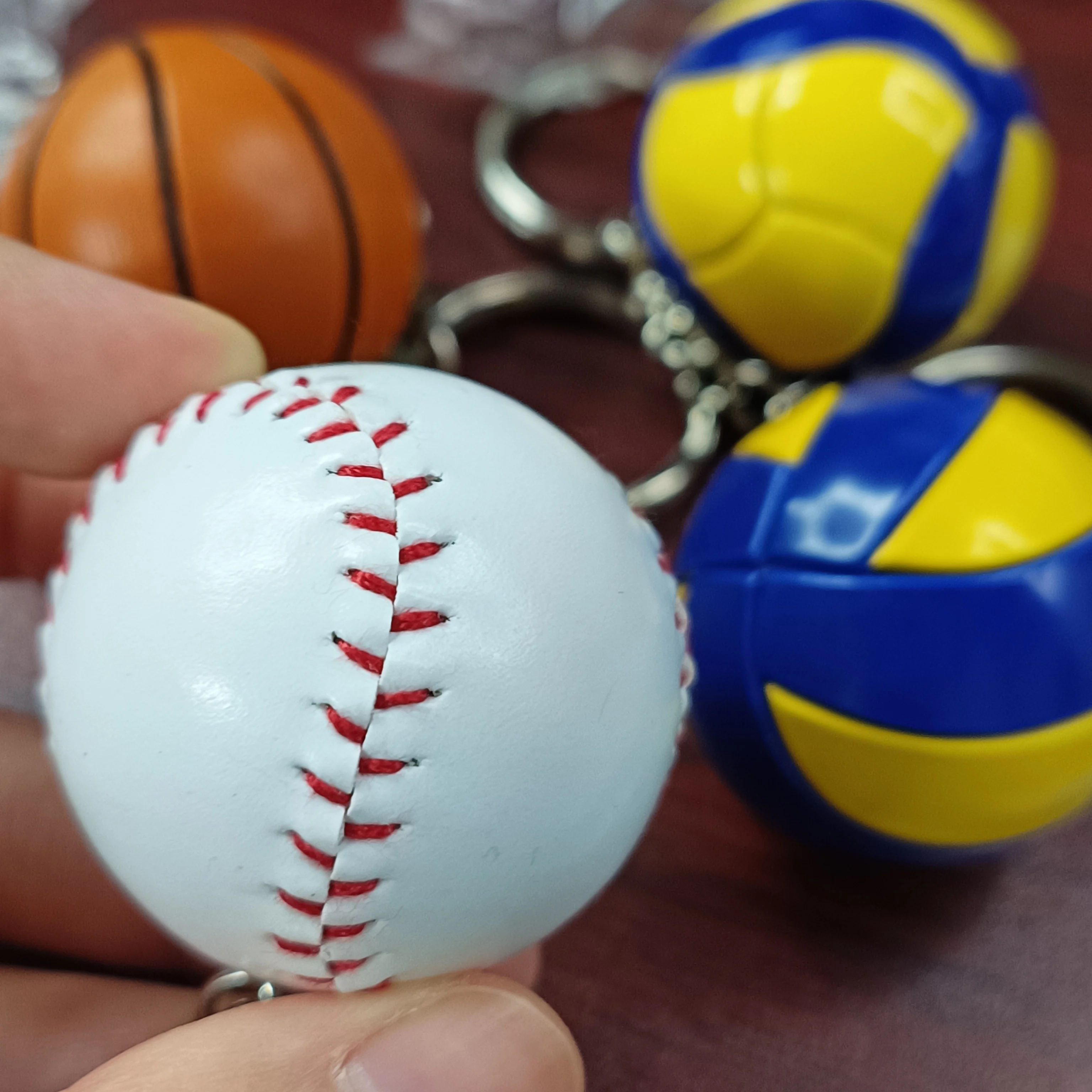 Custom Souvenirs Gift Plastic Ball Keychain Non Deformable Volleyball Basketball Soccer Ball Keychain With Logo Custom