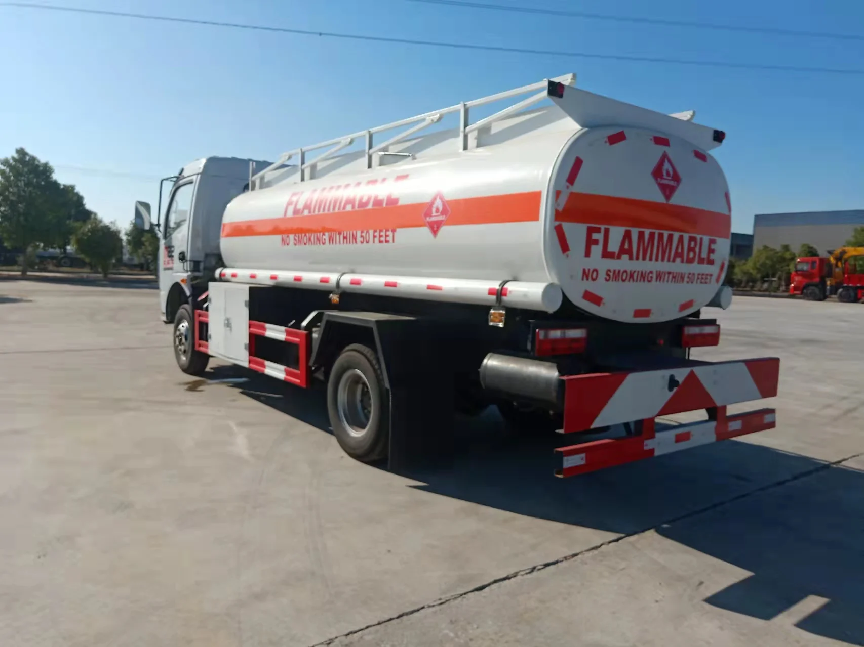 Dongfeng 4*2 5CBM топливный бак 5000 литров нефтяная нефть танкер
