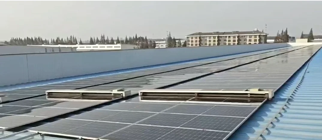 Photovoltaic Panel Cleaning Robot Manufacturer, Water Washing Tracking Solar Bracket Panel Cleaning Machine