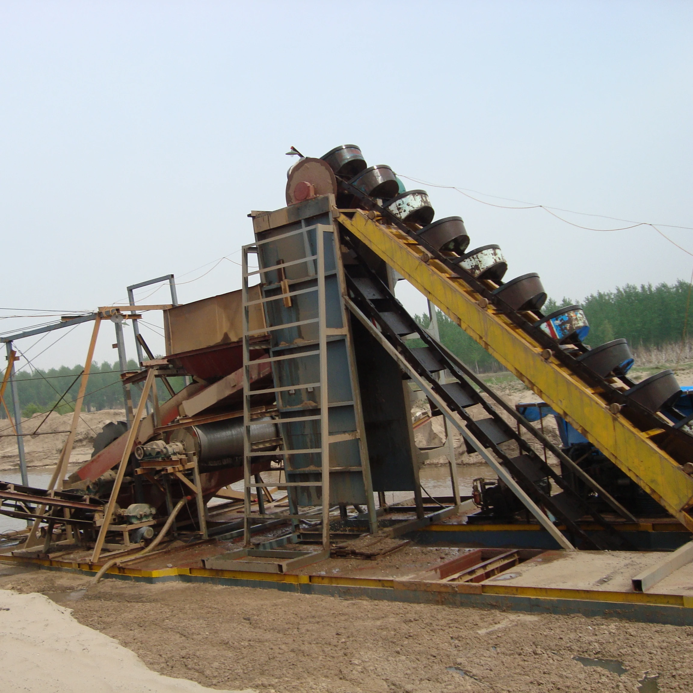 China bucket chain dredger sand dredging machine 140m3/h with cheap price and oversea after-sales service guarantee