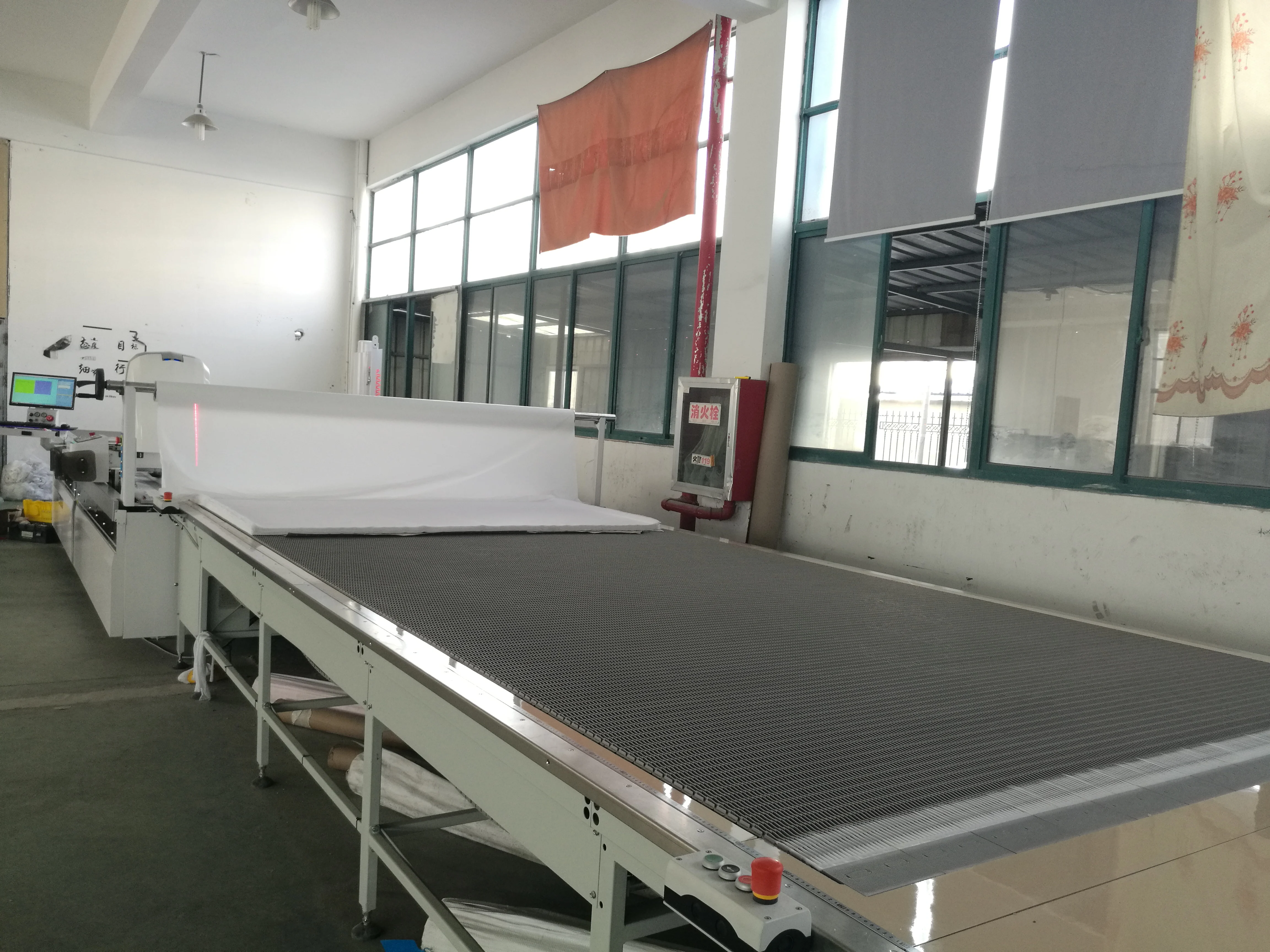 Расширительный стол для ткани на гусеничном ходу для расширительной машины с устройством воздушной флотации