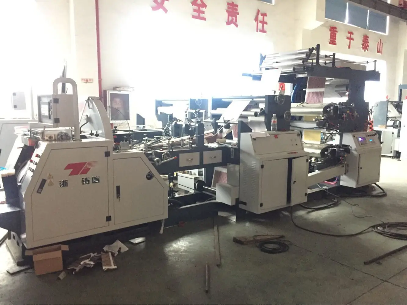 Zhuxin Brand CY-400 Full Automatic V Bottom Kraft Paper Bag Folding Gluing Making Machine with Printing