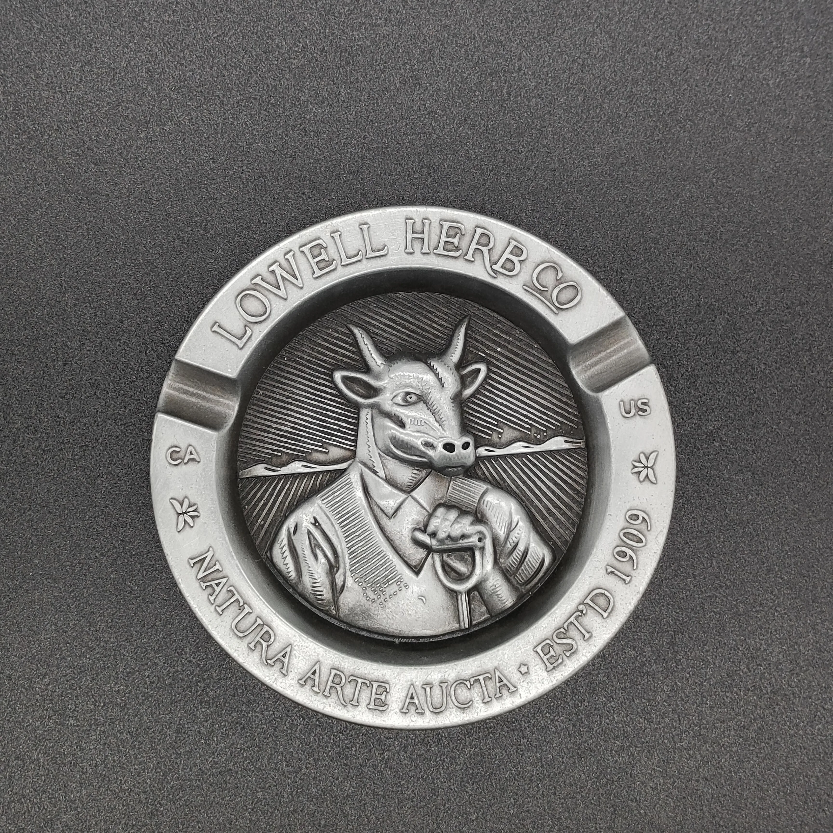 OEM Custom Ashtray Manufacturer Free Design Lowell Herb Cigarette Cool Cow Head Person Antique Silver Metal Ashtray