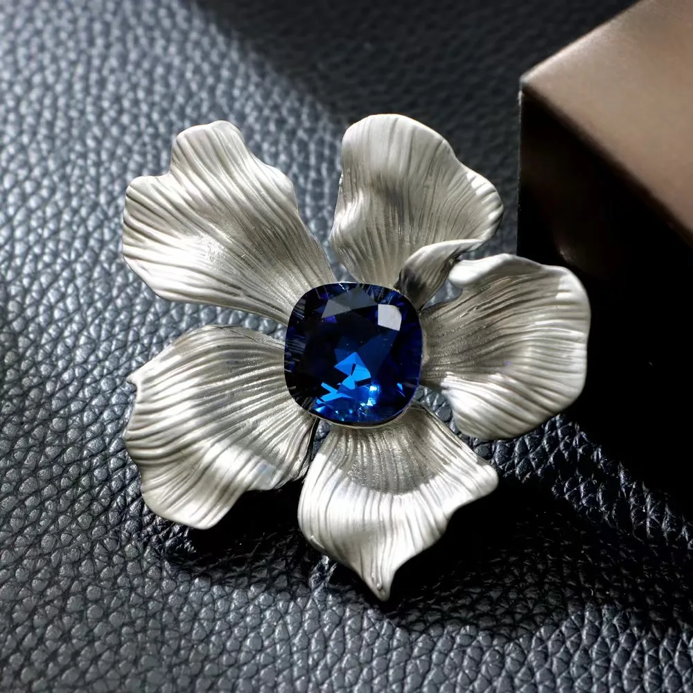 wholesale luxury brooches women gloden flower design minimalist crystal flower brooches