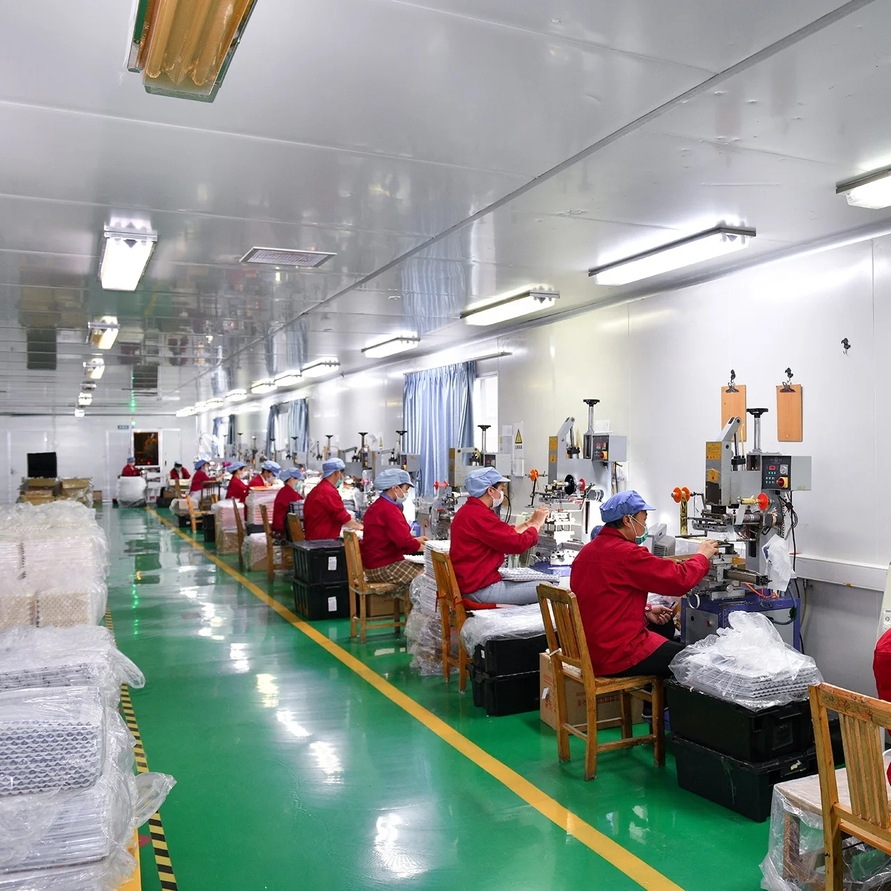 Unique Lip Gloss Squeeze Tubes Portable Uv Light Black With PinkCap