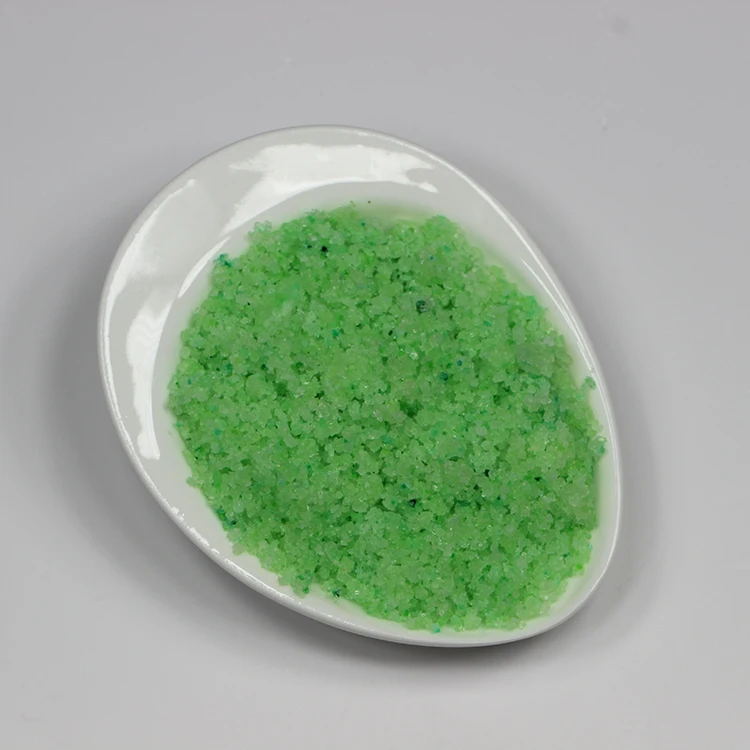 Soluble fertilizer WSNPK Fertilizer 20-20-20+TE fertilizer and water