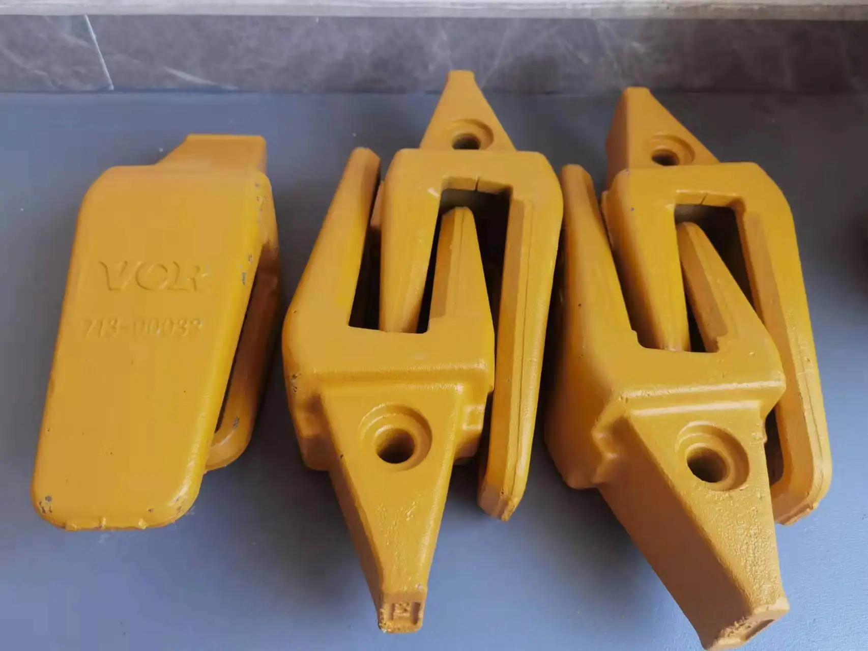 Hot Selling Excavator Spare Part 1u3552rc 9w8552 205-70-19570 Excavator Bucket Teeth with Apdator For Excavators.