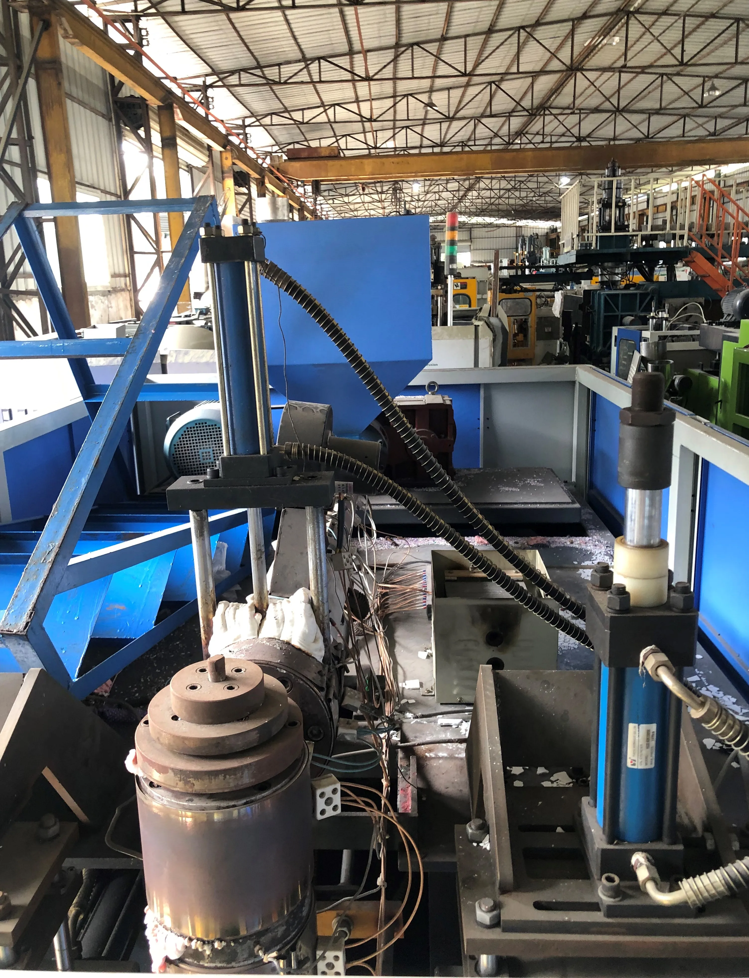 Used Automatic Servo 5 L Plastic PET Blow Molding Machine