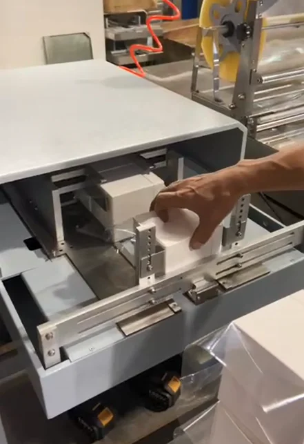 automatic machinery filling liquid small bottle sealing bottling perfume packaging machine