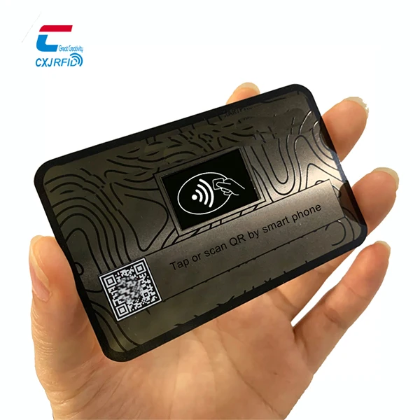 Черная металлическая визитная карточка NFC золотая на