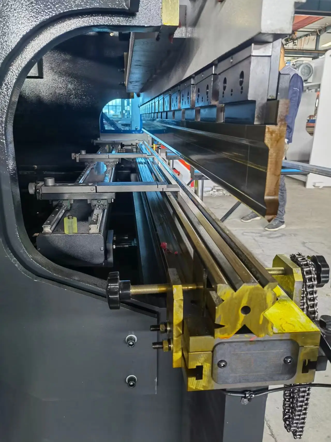 Factory DA53T 125T 3200 CNC hydraulic press brake pipe  bending machine metal  hydraulic press brake machine dies