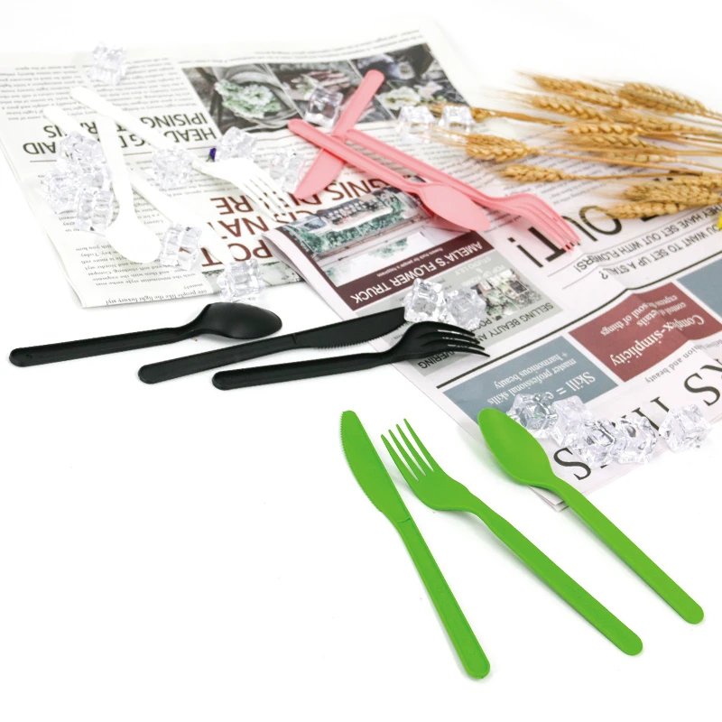 Одноразовые пластиковые вилки и ложка