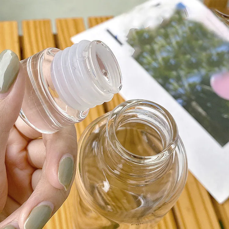 Newest Manufacturer Clear High Borosilicate Temperature Resistant Leak Proof Wholesale Glass  Water  Bottle With Lid