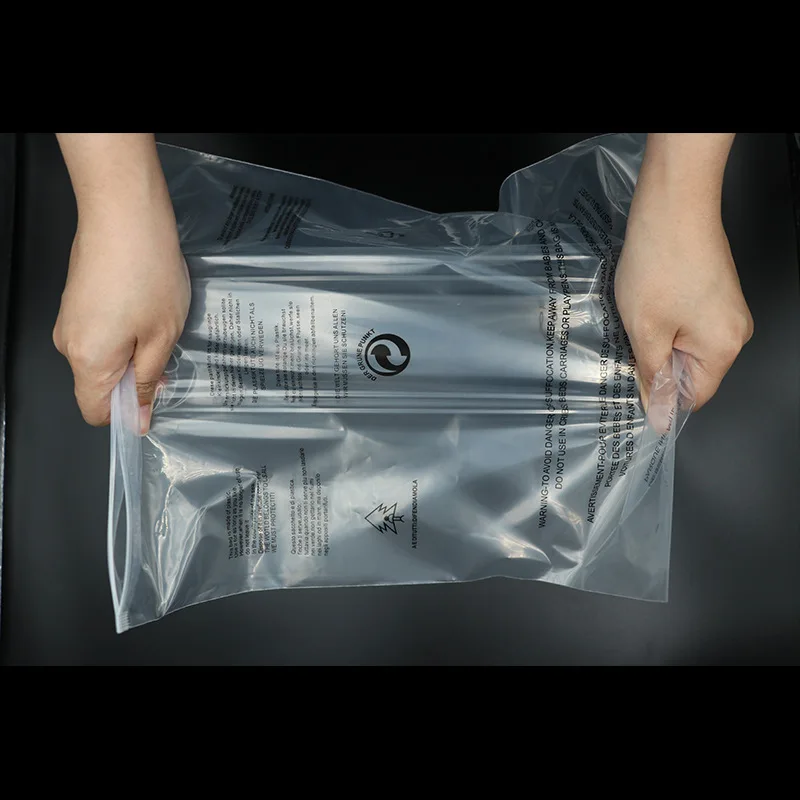 Пластиковая сумка на молнии для одежды