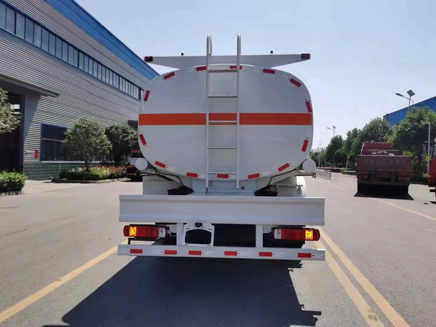 low price 371hp 20000 liters SINOTRUK HOWO oil tanker truck fuel tanker truck