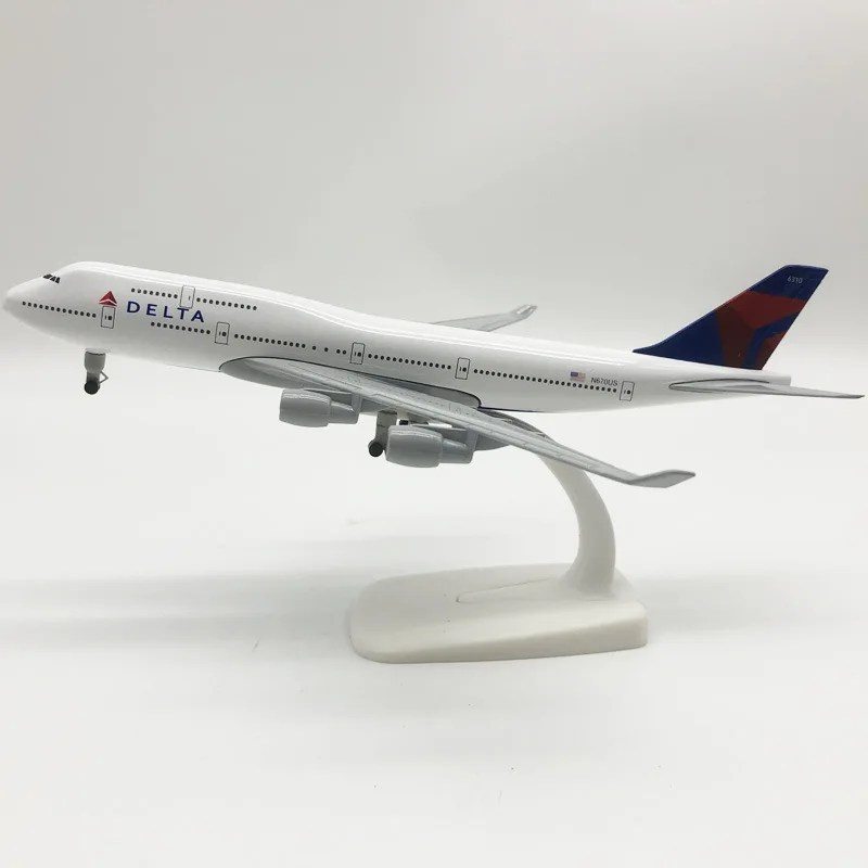 Сувенирные подарки 1:300 масштаб 20 см Delta Airlines B747 литая из металлического сплава модель самолета с шасси